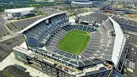 沙特球员误踩张玉宁引争议，场边瞬间成焦点